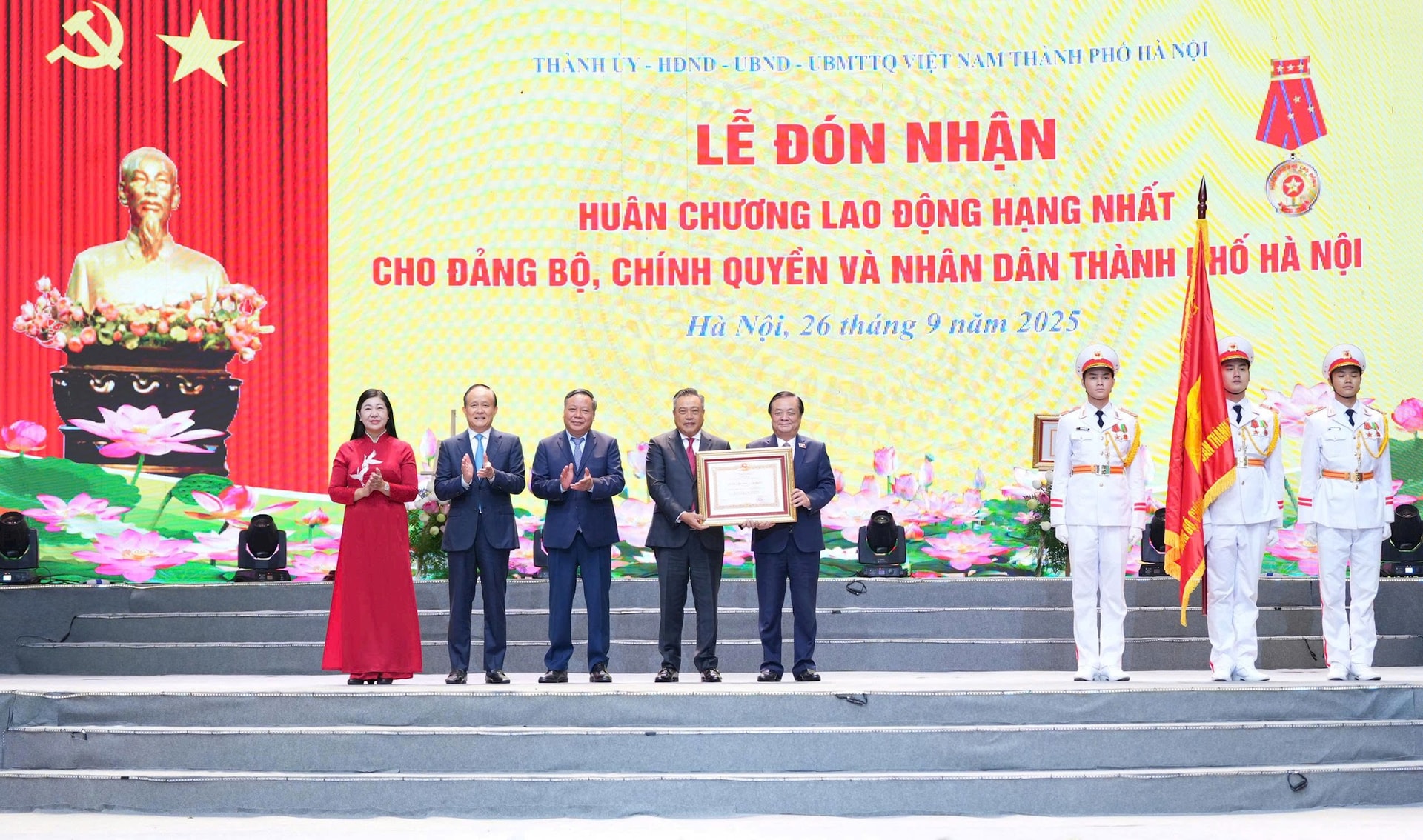 Đồng chí Lê Minh Hoan, Phó Chủ tịch Quốc hội trao Huân chương lao động Hạng Nhất cho Đảng bộ, Chính quyền và Nhân dân Thành phố Hà Nội. Ảnh: Viết Thành