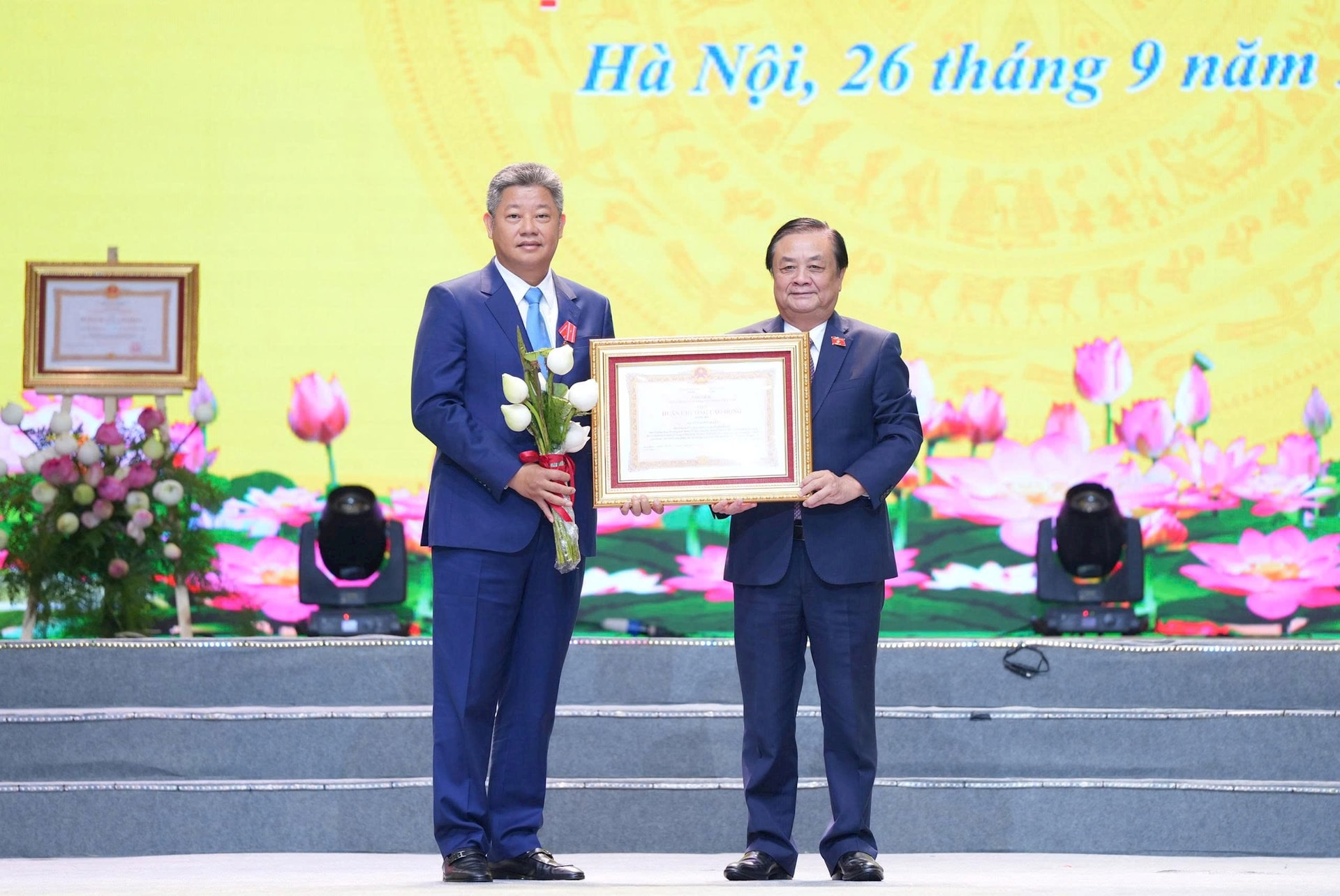 Đồng chí Lê Minh Hoan, Phó Chủ tịch Quốc hội trao Huân chương Lao động hạng Ba của Chủ tịch nước cho Phó Chủ tịch UBND thành phố Hà Nội Nguyễn Mạnh Quyền do có thành tích xuất sắc trong phong trào xây dựng nông thôn mới Hà Nội Ảnh Viết Thành