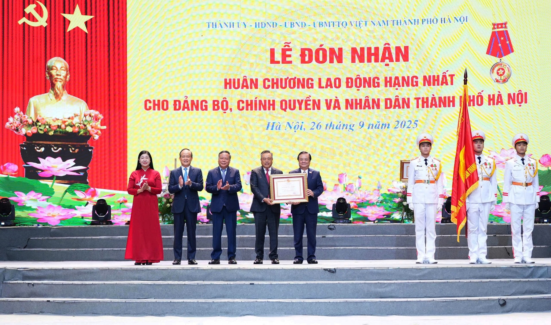 pho-chu-tich-quoc-hoi-le-minh-hoan-trao-huan-chuong-lao-dong-hang-nhat-tang-dang-bo-chinh-quyen-va-nhan-dan-thanh-pho-ha-noi.-anh-viet-thanh.jpeg