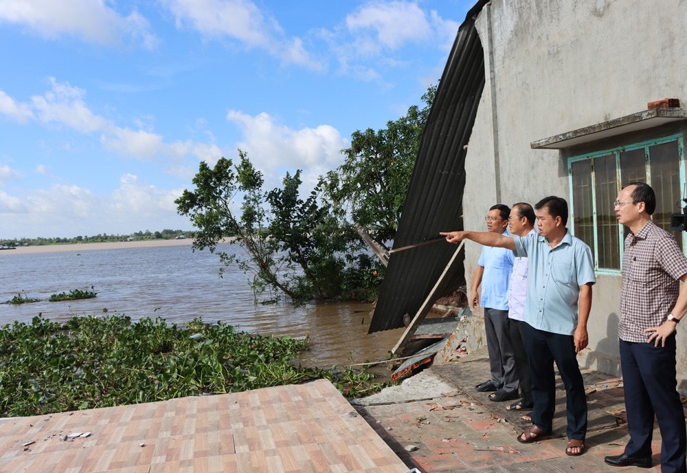 Chủ tịch UBND tỉnh Trần Trí Quang (bìa phải) khảo sát khu vực sạt lở bờ sông Tiền