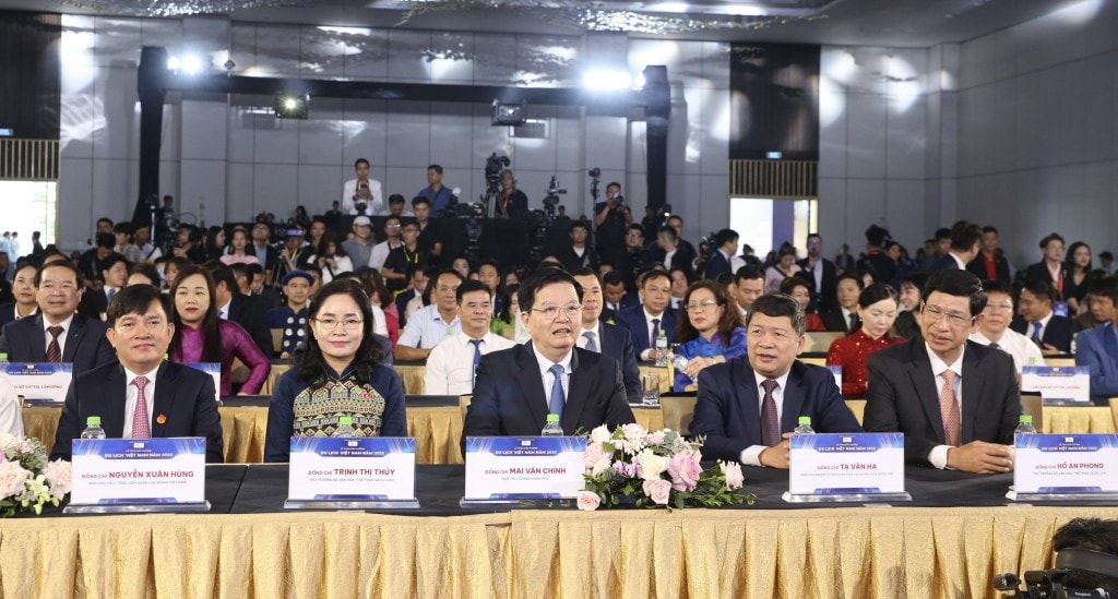 Phó Thủ tướng Chính phủ Mai Văn Chính và các đại biểu dự Lễ trao giải