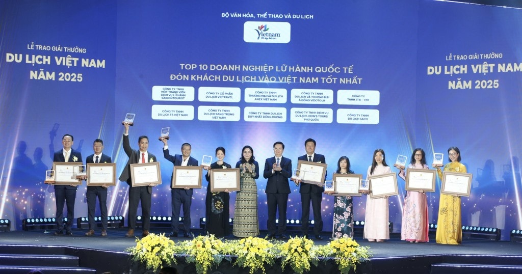 Phó Thủ tướng Chính phủ Mai Văn Chính và Thứ trưởng Bộ VHTTDL Trịnh Thị Thủy trao giải cho 10 doanh nghiệp lữ hành quốc tế đón khách du lịch vào Việt Nam tốt nhất (Ảnh: Trần Huấn)