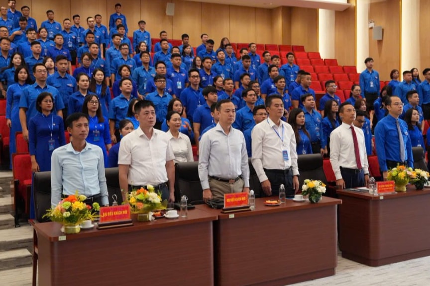 Các vị đại biểu thực hiện nghi thức chào cờ 