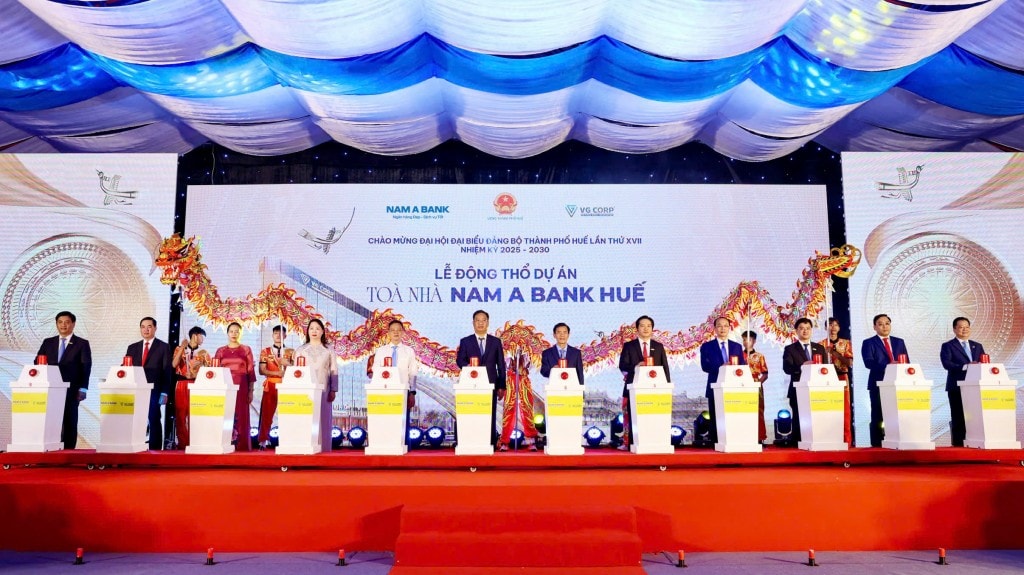 Đại biểu cùng thực hiện nghi thức Lễ động thổ Tòa nhà Nam A Bank Huế
