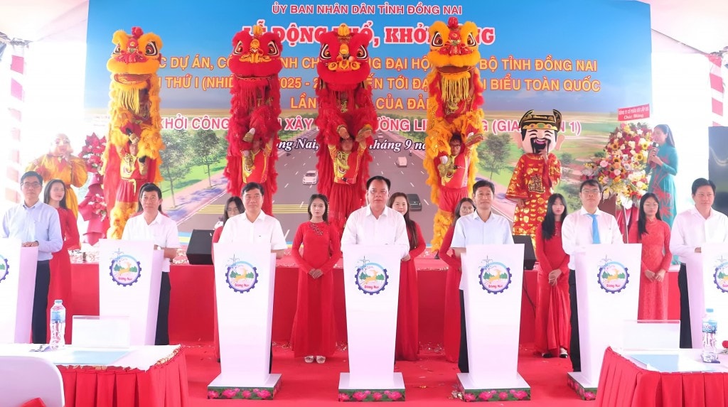 Các đại biểu thực hiện nghi thức khởi công