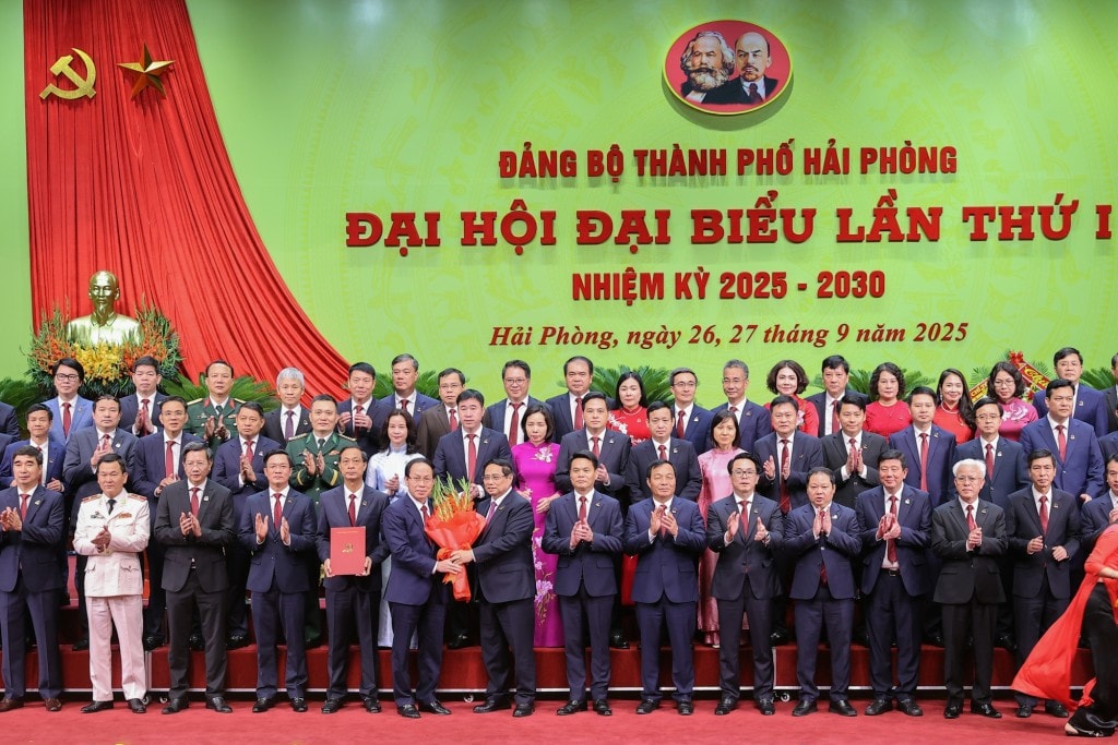 Thủ tướng tặng hoa chúc mừng Đại hội Đảng bộ thành phố Hải Phòng lần thứ I, nhiệm kỳ 2025-2030 thành công rực rỡ - Ảnh: VGP/Nhật Bắc