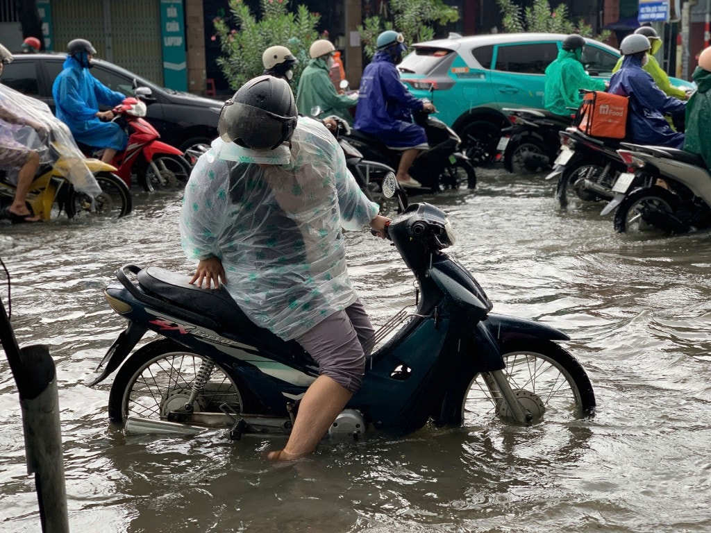Nhiều đoạn đường ngập sâu khiến người dân di chuyển khó khăn (Ảnh Út Vũ)