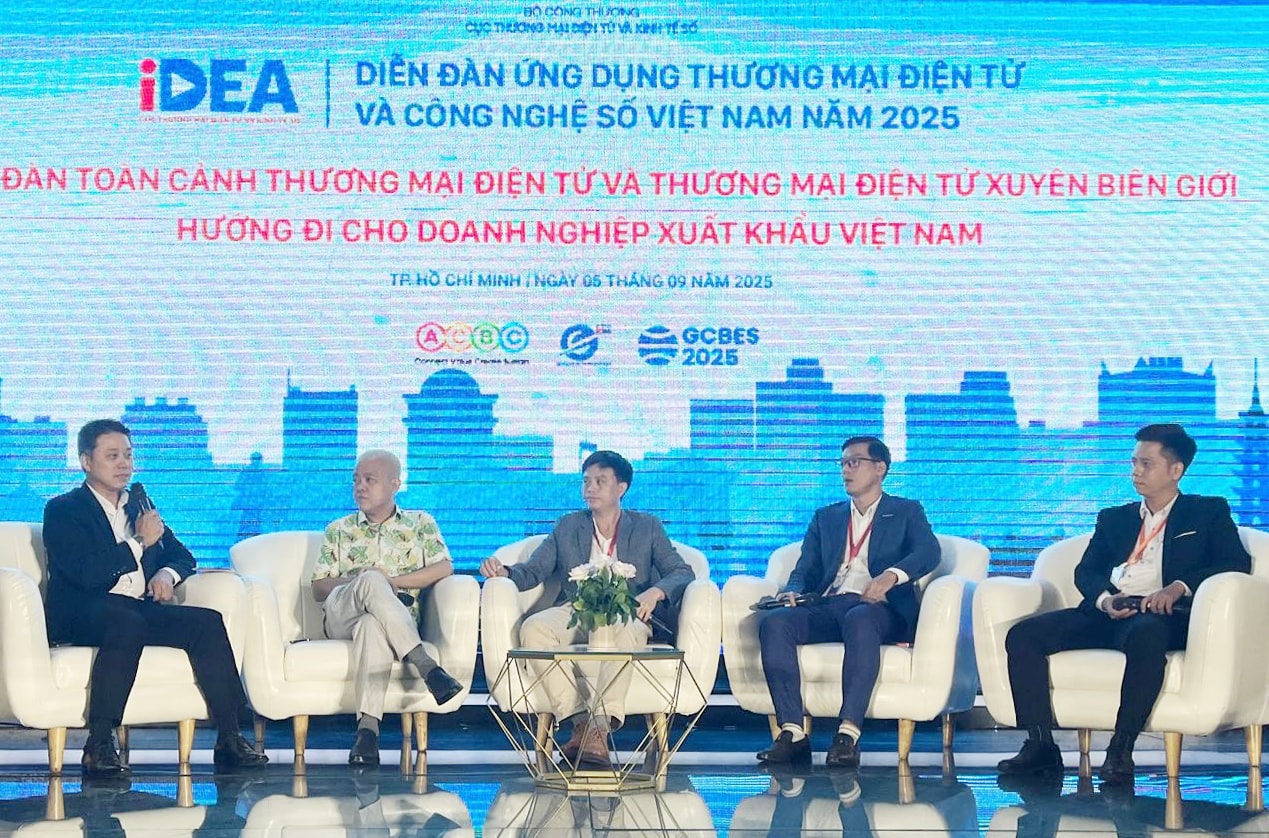 Experts discuss at the forum on the whole e-commerce landscape and cross-border e-commerce: directions for Vietnamese export-import businesses.-anh-moit.jpeg
