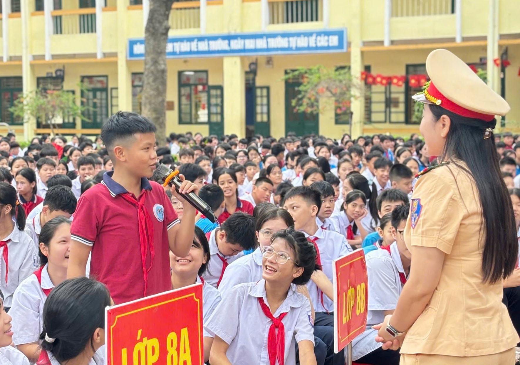 A traffic safety law dissemination session for students at a secondary school in Gia Xa.-Anh-Thanh-Tu.jpg