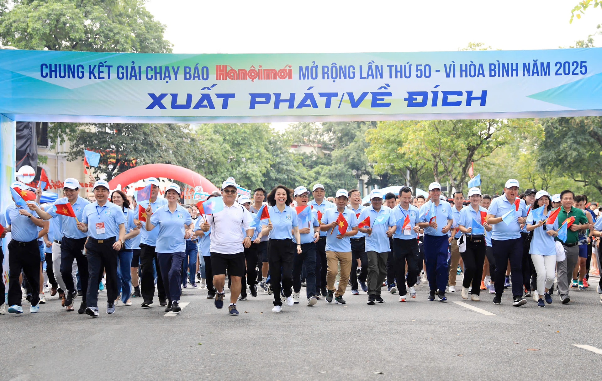 City leaders, international guests and supporters participate in the run for charity at the final round of the 50th Hanoi run for peace in 2025.-Anh-Viet-Thanh-1.jpg