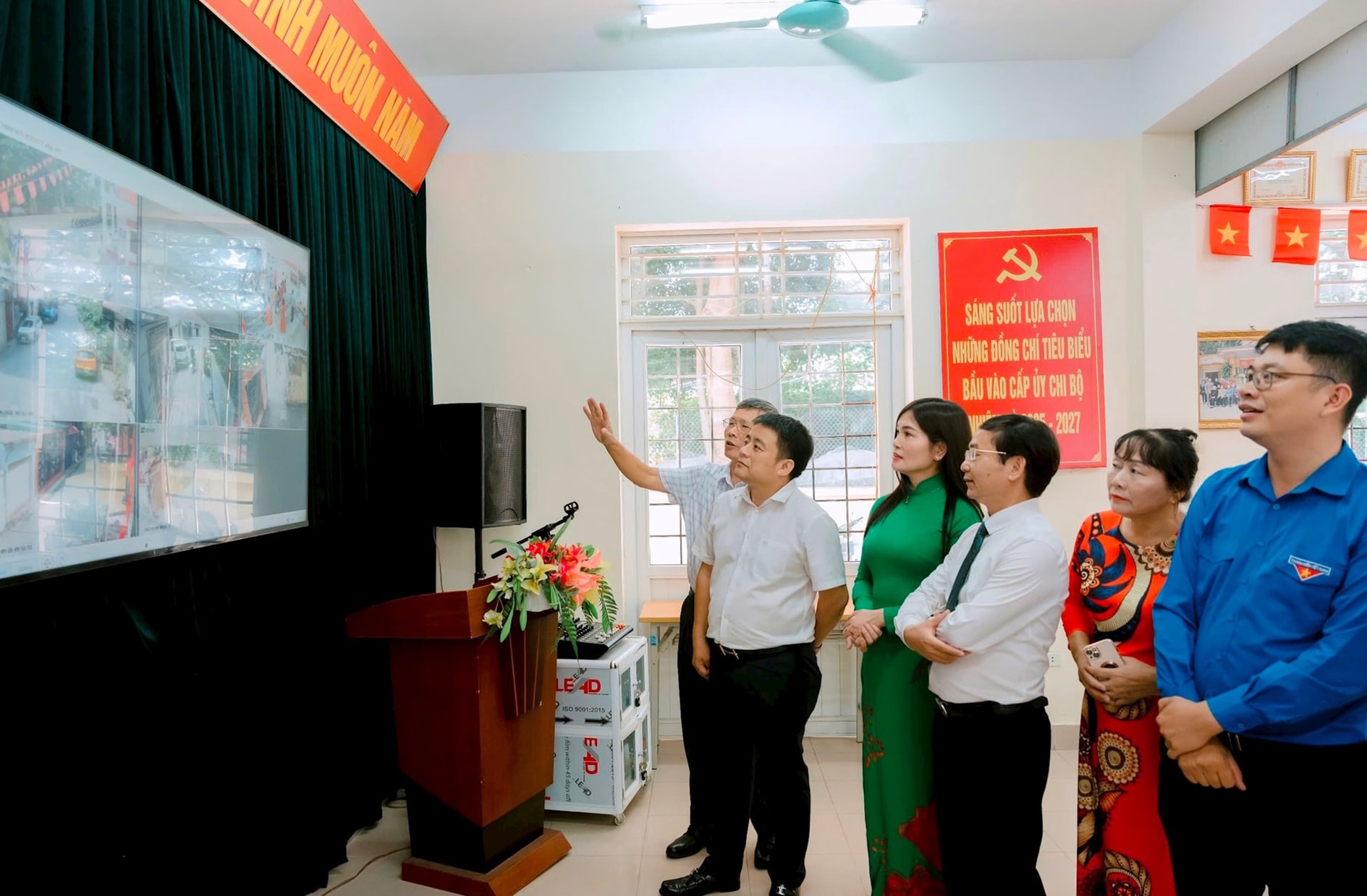Ward leaders visit the model of a civilized and safe residential area and change the number of people in the residential area of Pho So 2, Gia Thuy commune.-anh-hien-luong.jpeg