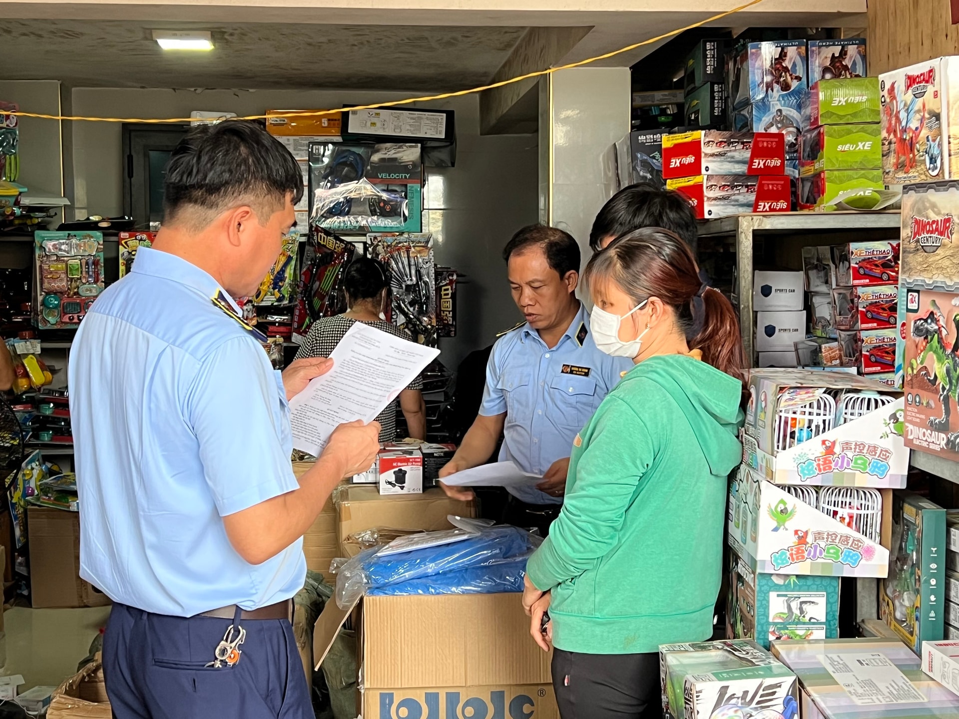The functional capacity of the Hanoi City Market Management Department handling a toy business establishment with unknown origin, potentially affecting children's health.jpg
