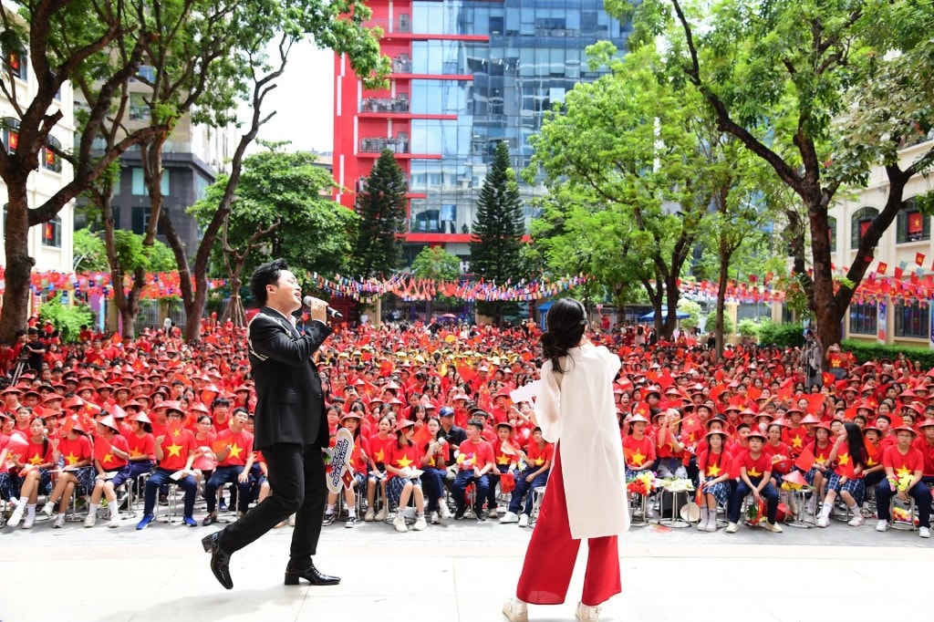 Ca sỹ Tùng Dương giao lưu cùng học sinh Trường THCS&THPT Nguyễn Siêu. Ảnh: Trường Nguyễn Siêu