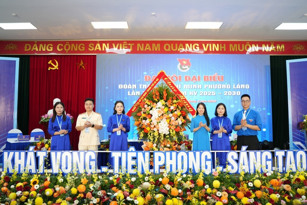 Lãnh đạo Thành đoàn Hà Nội tặng hoa chúc mừng Ban Chấp hành đại hội
