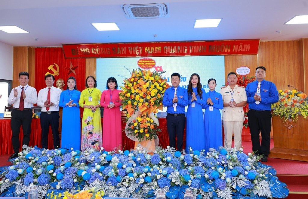 Các đồng chí lãnh đạo Đảng uỷ, HĐND, UBND, Uỷ ban MTTQ phường Khương Đình tặng hoa chúc mừng Đại hội
