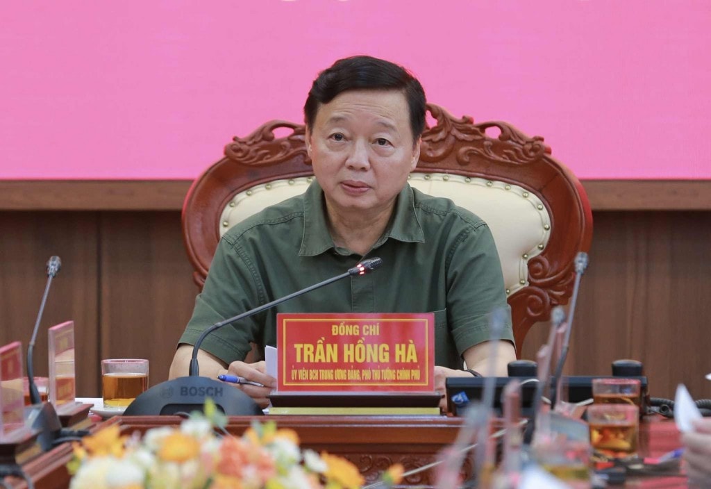 Phó Thủ tướng yêu cầu, trước khả năng chịu ảnh hưởng trực tiếp khi bão di chuyển lệch về phía bắc, mở rộng vùng ảnh hưởng tới Ninh Bình, Bộ Nông nghiệp và Môi trường phải trao đổi trực tiếp, cập nhật tình hình với địa phương - Ảnh: VGP/Minh Khôi