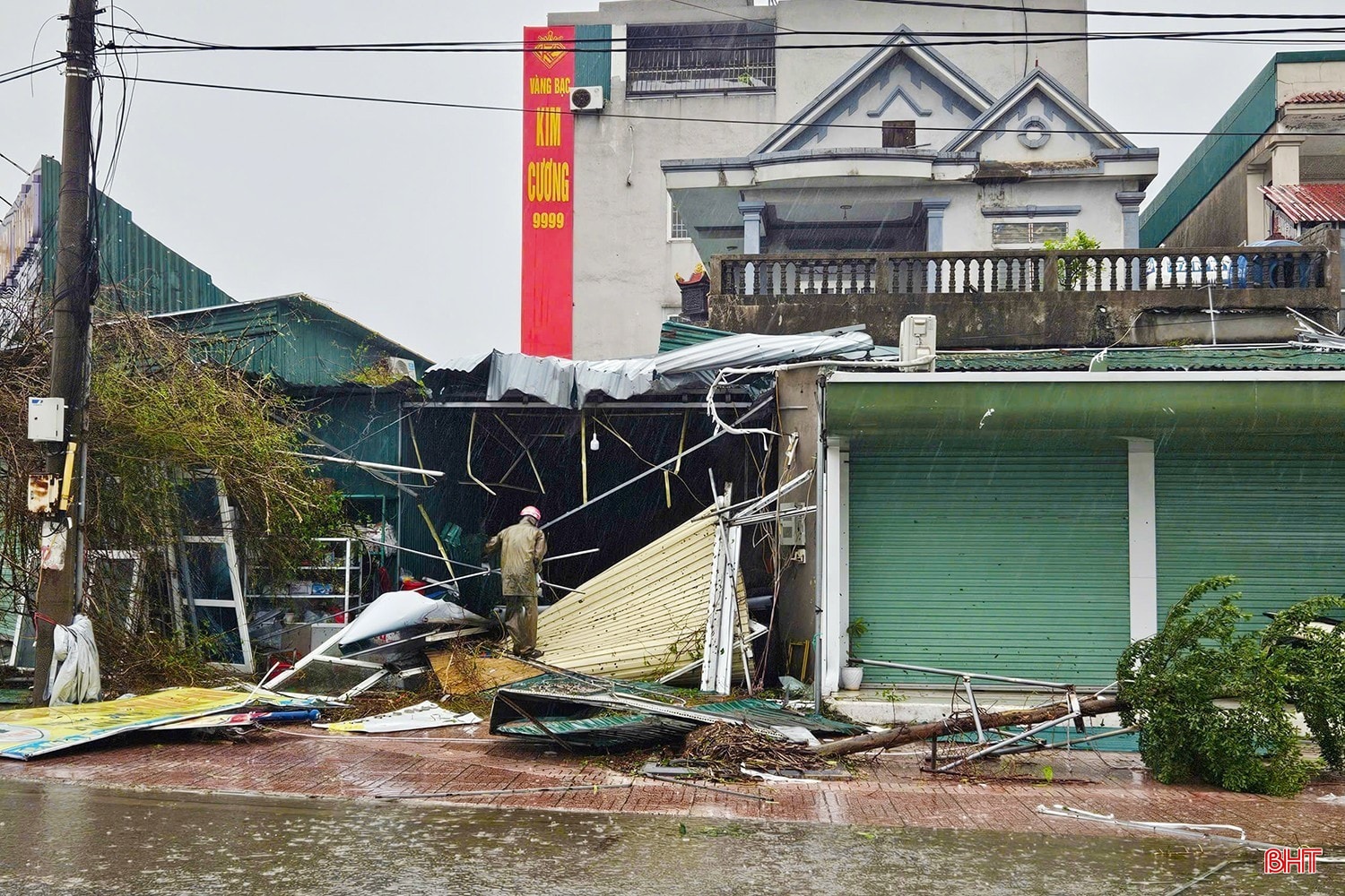 Khẩn trương khắc phục hậu quả bão số 10 và mưa lũ- Ảnh 1.