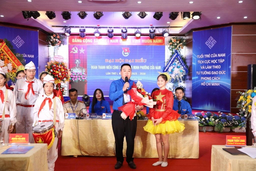 Các em thiếu nhi trên địa bàn phường tặng hoa chúc mừng Đại hội