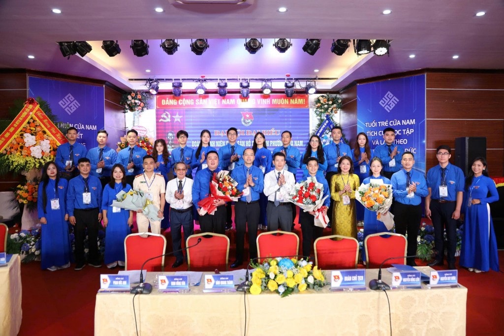 Các đồng chí lãnh đạo Thành đoàn Hà Nội, lãnh đạo phường Cửa Nam và các đại biểu chúc mừng Ban Chấp hành Đoàn phường khoá mới
