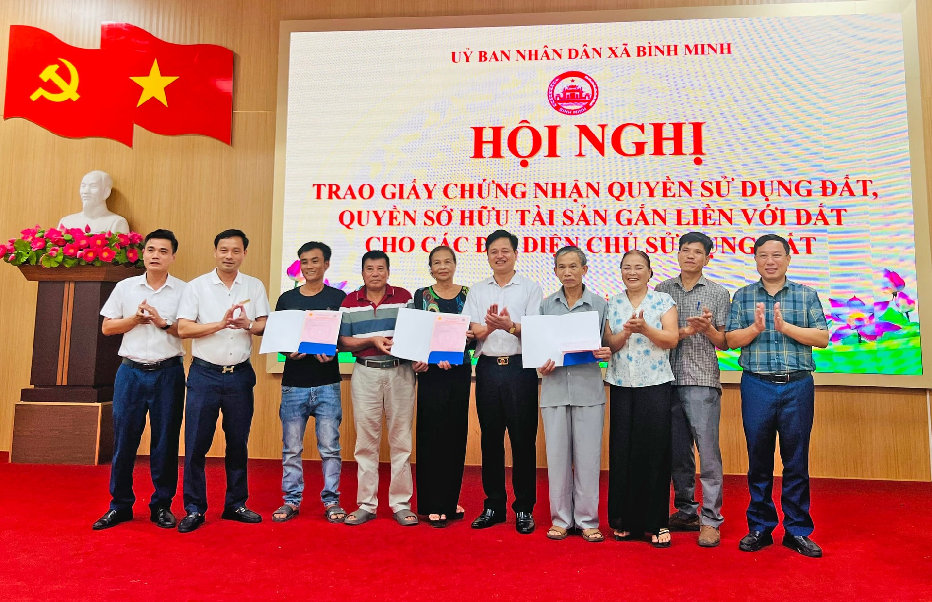 ប្រជាជននៅឃុំ Binh Minh ទទួលបានវិញ្ញាបនបត្រសិទ្ធិប្រើប្រាស់ដីធ្លី និងវិញ្ញាបនបត្រកម្មសិទ្ធិអចលនទ្រព្យទាក់ទងនឹងដីធ្លី..jpg