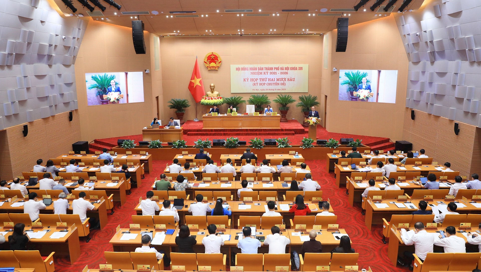 Quang-canh-ky-hop-thu-20-sau-hdnd-thanh-pho-hanoi-khoa-xvi.-anh-viet-thanh.jpg