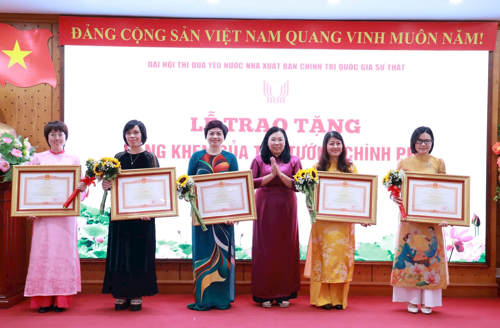 trao-tang-bang-khen-nxb.jpg