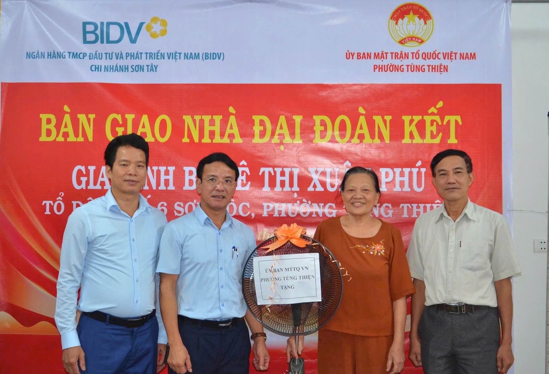 រណសិរ្សមាតុភូមិវៀតណាមនៃវួដ Tung Thien ធនាគាររួមហ៊ុនពាណិជ្ជសម្រាប់វិនិយោគ និងអភិវឌ្ឍន៍វៀតណាម - សាខា Son Tay និងអង្គការនានាបានប្រគល់ផ្ទះសាមគ្គីដល់គ្រួសារលោកស្រី Le Thi Xuan Phu ។ រូបថត៖ Phan Thanh