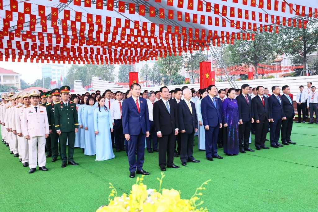 Sáng 30-9, Đoàn đại biểu dự Đại hội đại biểu Đảng bộ tỉnh Đồng Nai lần thứ I, nhiệm kỳ 2025-2030 do đồng chí Phan Đình Trạc, Ủy viên Bộ Chính trị, Bí thư Trung ương Đảng, Trưởng ban Nội chính Trung ương làm trưởng đoàn đã dâng hương, dâng hoa báo công với Chủ tịch Hồ Chí Minh, Đại tướng Võ Nguyên Giáp và Anh hùng liệt sĩ Võ Thị Sáu tại Đền thờ trong khuôn viên Tỉnh ủy Đồng Nai.