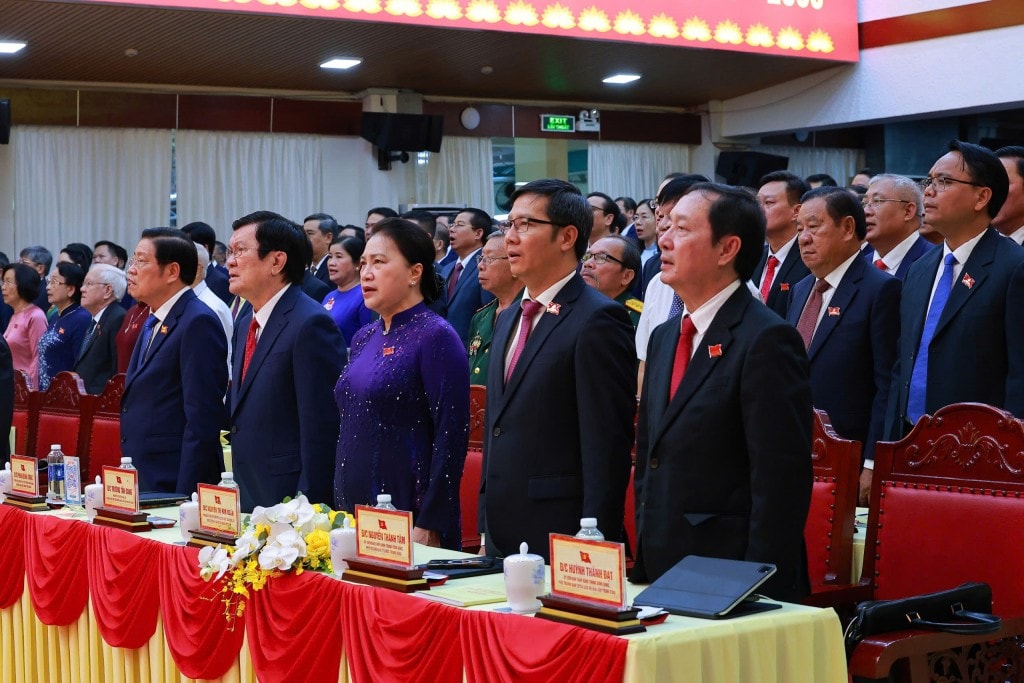 Các đại biểu thực hiện nghi thức chào cờ