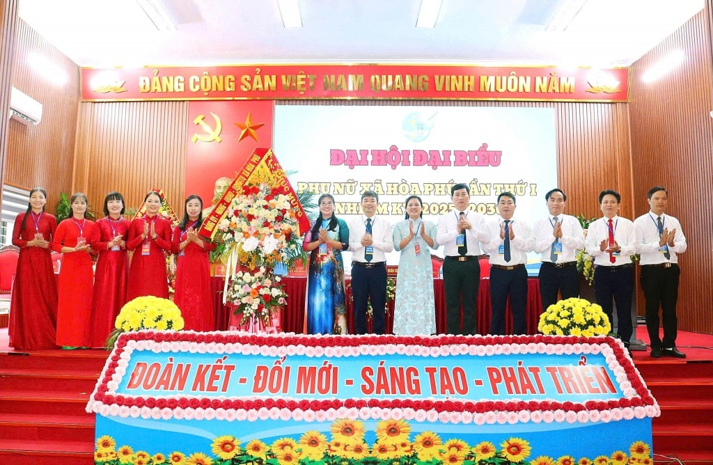 Bí thư Đảng ủy, Chủ tịch HĐND xã Hòa Phú Tô Thị Nhàn; cùng các đồng chí lãnh đạo xã Hòa Phú Bí thư Đảng ủy, Chủ tịch HĐND xã Hòa Phú Tô Thị Nhàn; cùng các đồng chí lãnh đạo xã Hòa Phú