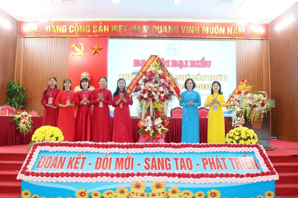 tặng hoa chúc mừng Hội Phụ nữ xã Hòa Phú tặng hoa chúc mừng Hội Phụ nữ xã Hòa Phú