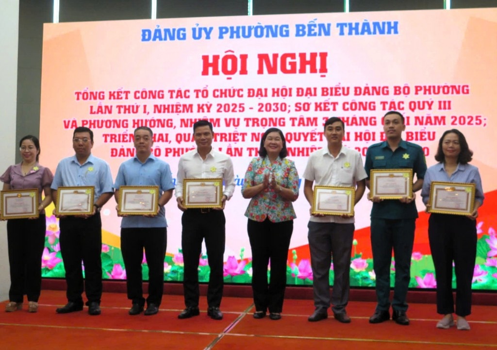Phường Bến Thành trao khen thưởng cho cá nhân hoàn thành xuất sắc trong công tác chuẩn bị, phục vụ và tổ chức Đại hội đại biểu phường lần thứ nhất