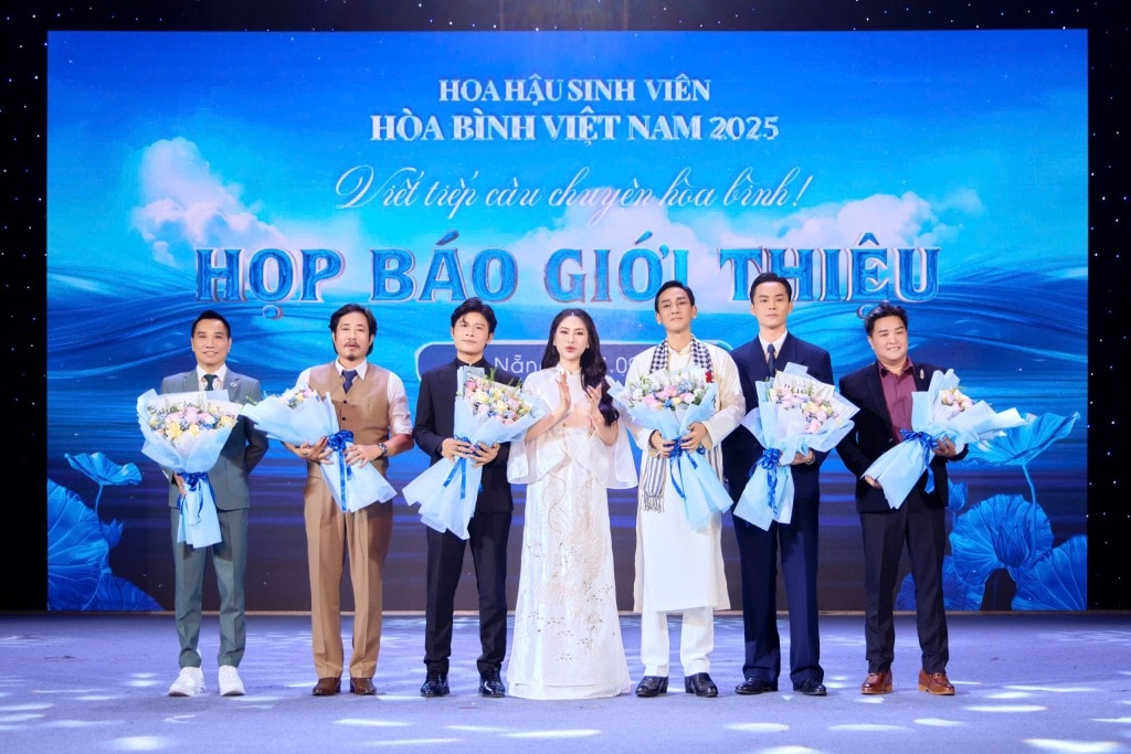 Thành viên Ban Giám khảo ra mắt tại lễ khởi động Cuộc thi Hoa hậu Sinh viên Hòa bình Việt Nam 2025