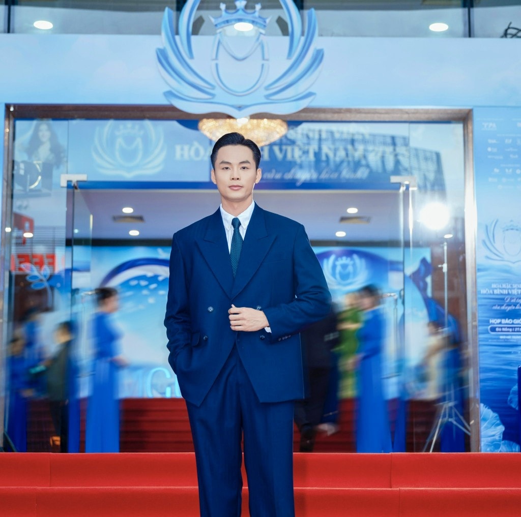 Người mẫu Vũ Linh được Ban Tổ chức Hoa hậu Sinh viên Hòa bình Việt Nam lựa chọn làm giám khảo cùng với những gương mặt tên tuổi khác