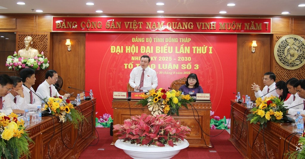 Chủ trì Tổ thảo luận số 3 phát biểu gợi ý thảo luận.