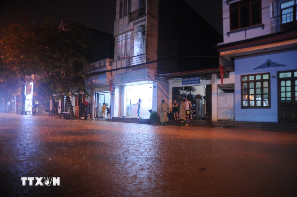 Một số khu vực ngập sâu trong nước ở phường Yên Bái. (Ảnh: Tuấn Khôi/TTXVN)