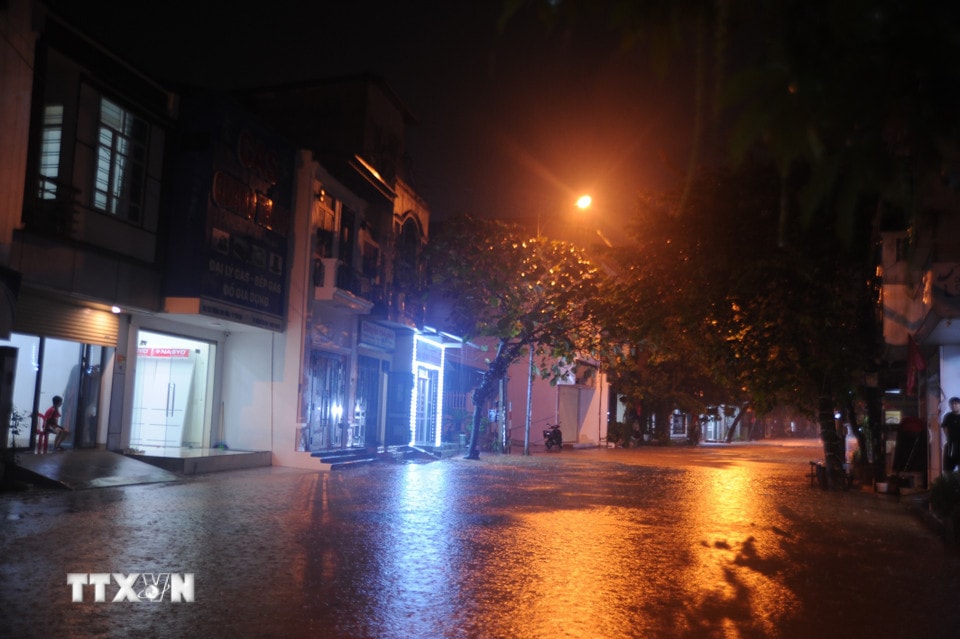 Một số khu vực ngập sâu trong nước ở phường Yên Bái. (Ảnh: Tuấn Khôi/TTXVN)