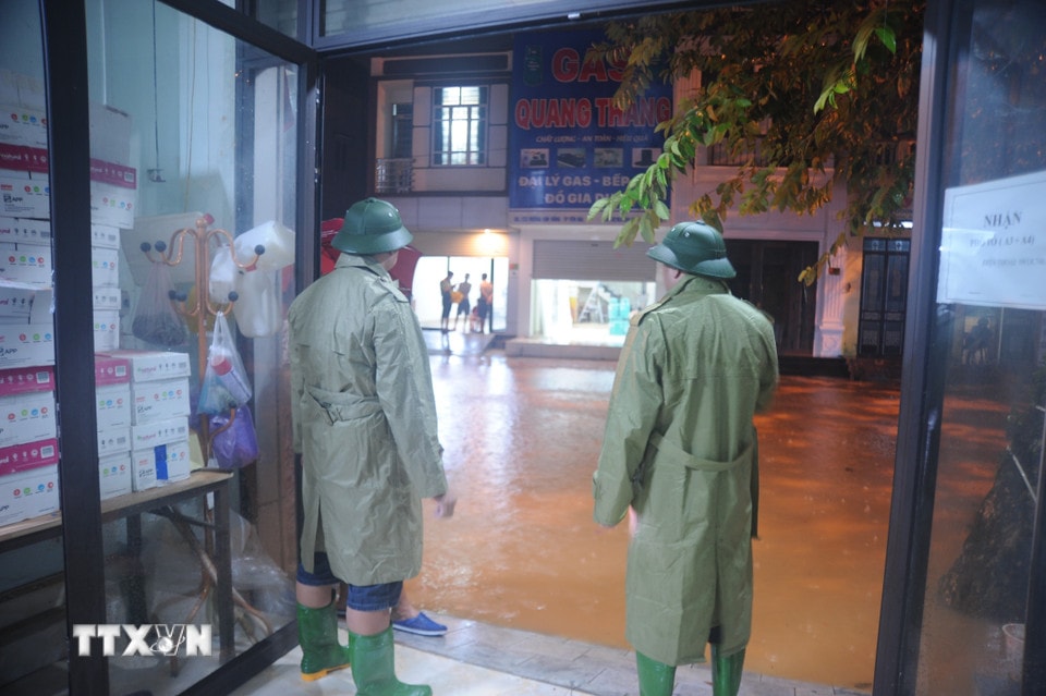 Các lực lượng chức năng đã có mặt kịp thời để ứng trực và giúp đỡ nhân dân. (Ảnh: Tuấn Khôi/TTXVN)