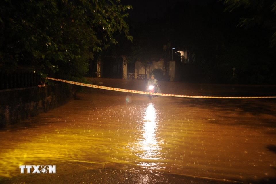 Một số khu vực ngập sâu trong nước ở phường Yên Bái. (Ảnh: Tuấn Khôi/TTXVN)