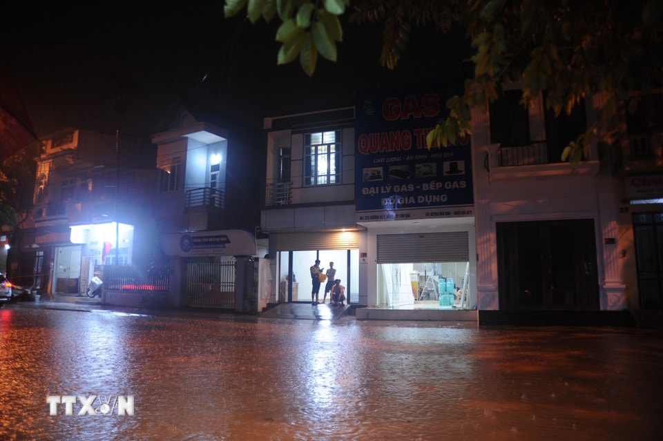 Một số khu vực ngập sâu trong nước ở phường Yên Bái. (Ảnh: Tuấn Khôi/TTXVN)