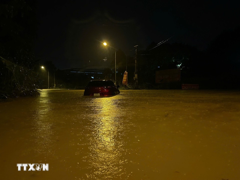 Ô tô bị chết máy khi qua khu vực ngập sâu. (Ảnh: Đinh Thùy/TTXVN)