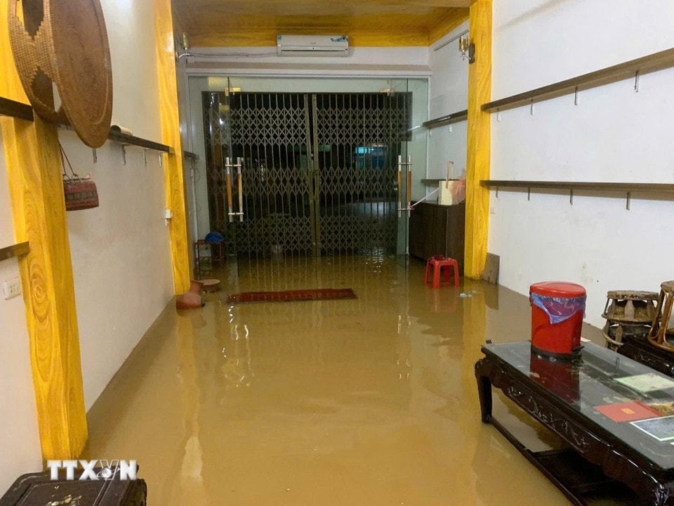 Một số hộ dân bị nước tràn vào nhà. (Ảnh: TTXVN phát)