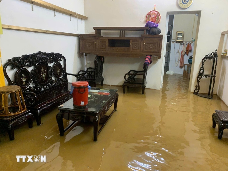Nước tràn vào nhà ông Nguyễn Thanh Miền, phường Yên Bái. (Ảnh: TTXVN phát)