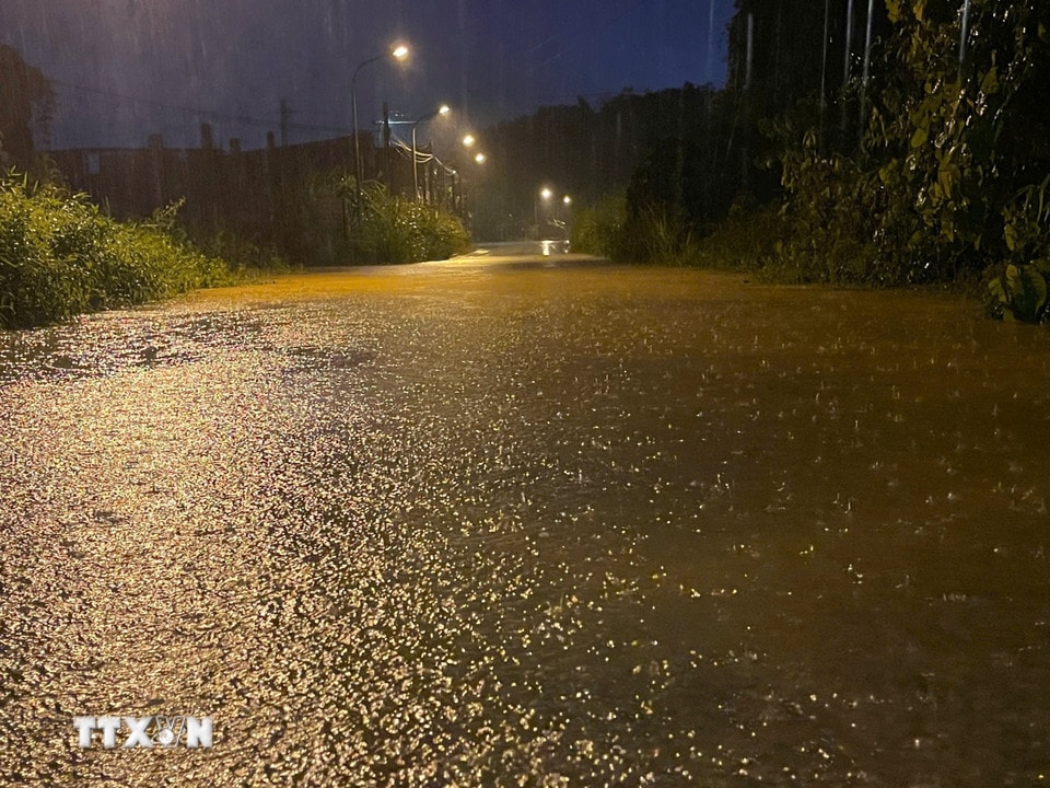 Tuyến đường Lê Lợi - Văn Phú bị ngập sâu, chia cắt giao thông tạm thời. (Ảnh: Đinh Thùy/TTXVN)