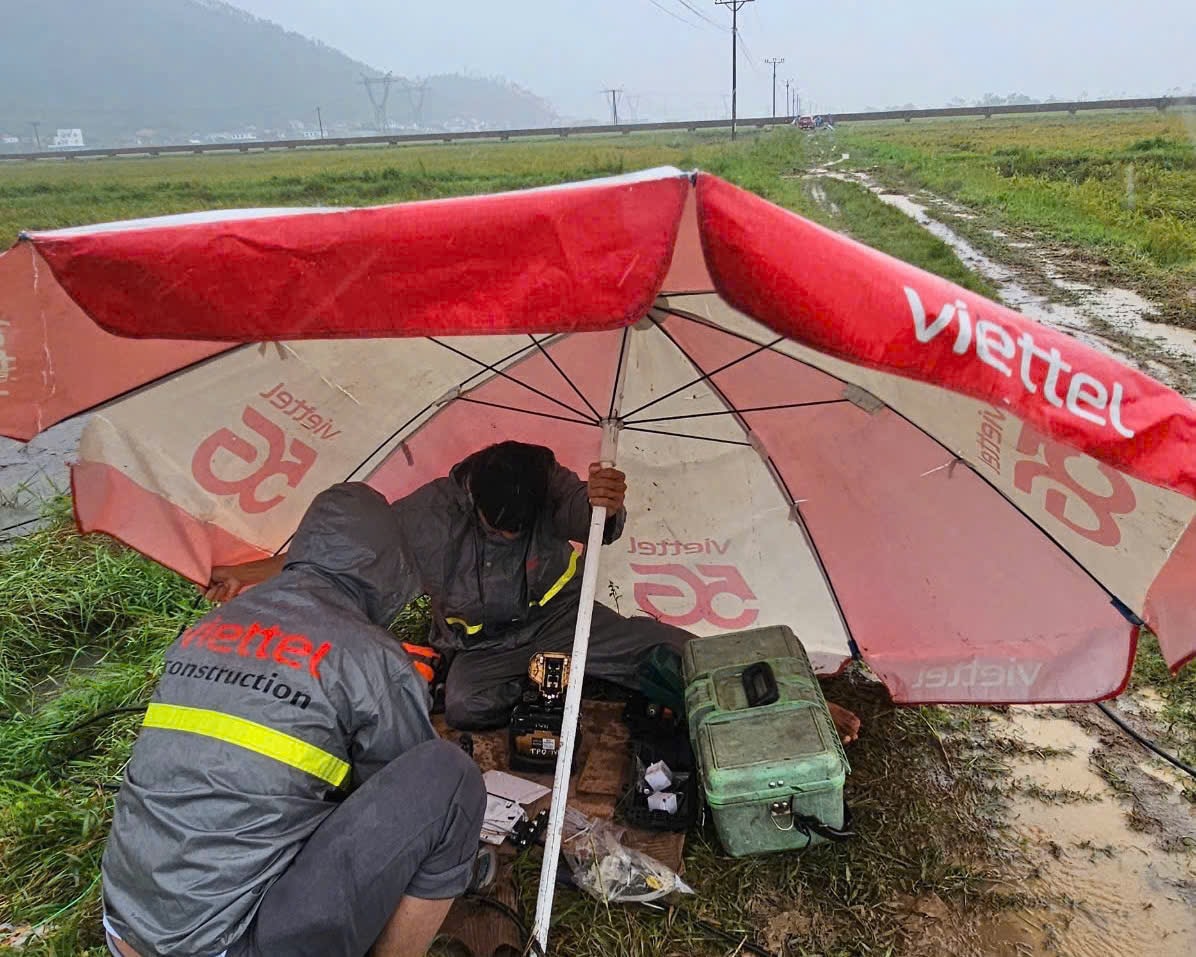 anh-1-nhan-su-viettel-duoc-dieu-dong-ung-cuu-xuyen-dem-den-sang-tai-cac-diem-nong..jpeg