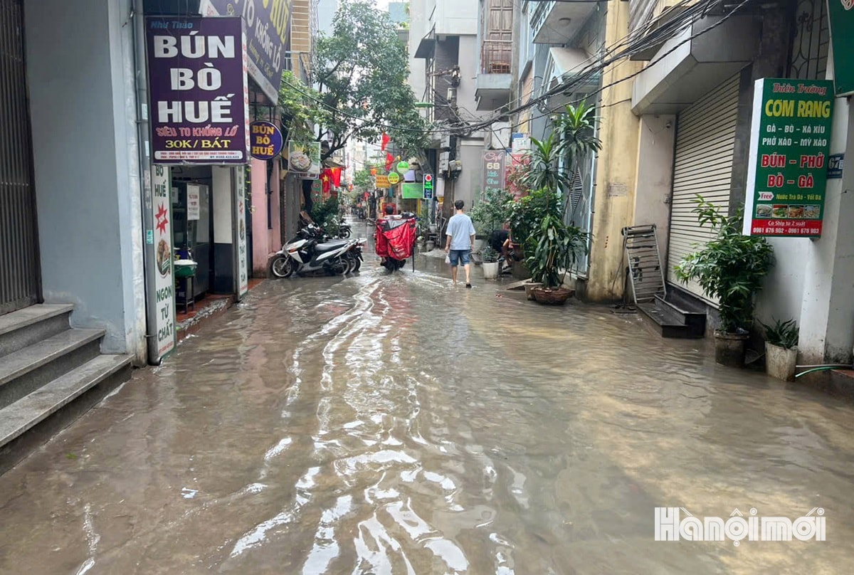 W_duong-pho-ha-noi-ngap-1-.jpg