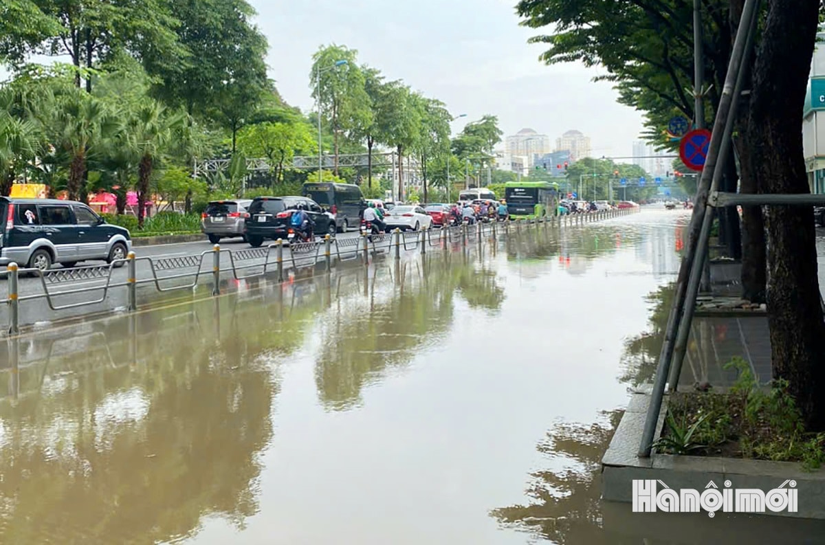 Làn dành cho xe máy trên đường Võ Chí Công bị ngập sâu.