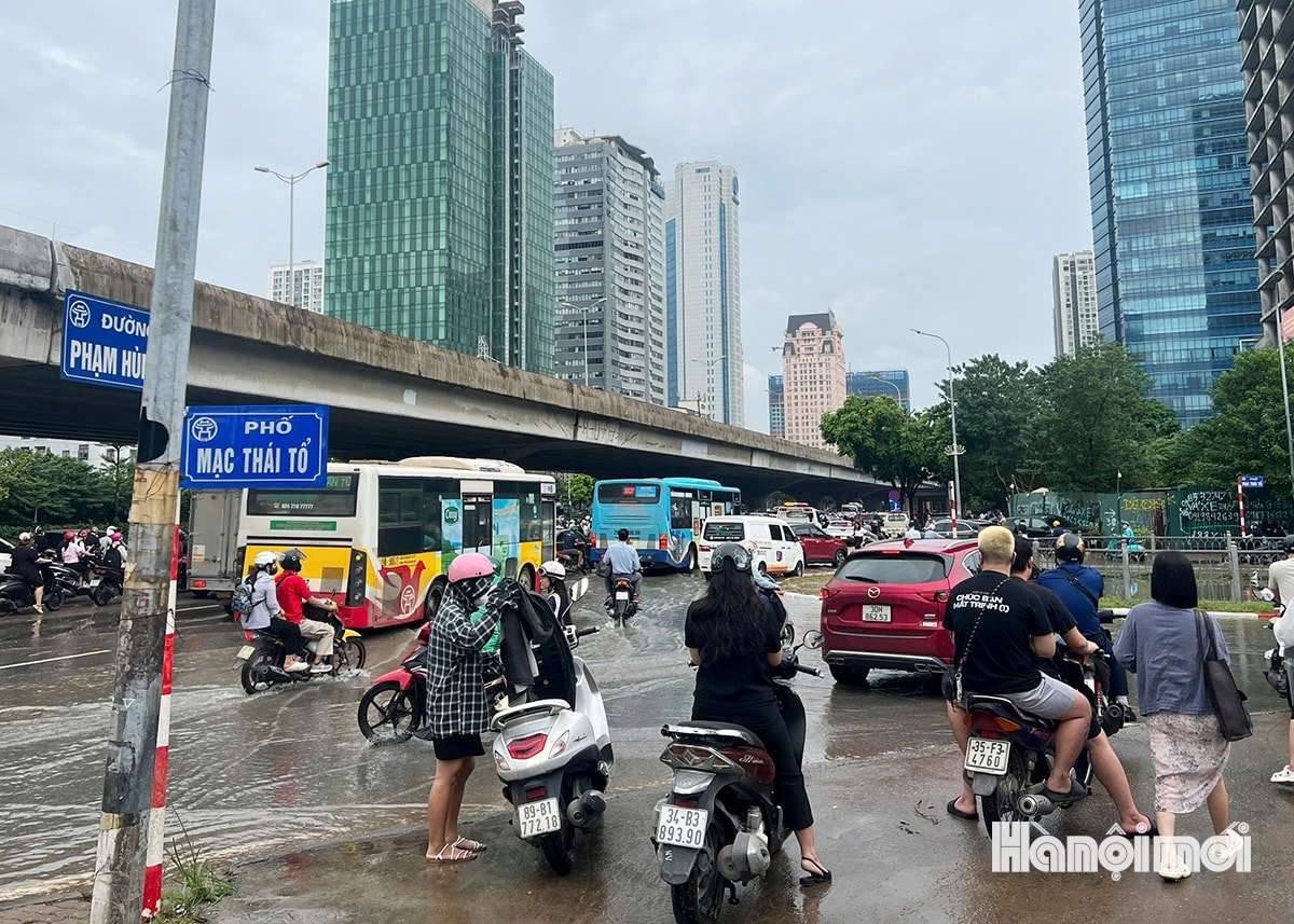 W_duong-pho-ha-noi-ngap-7-.jpg