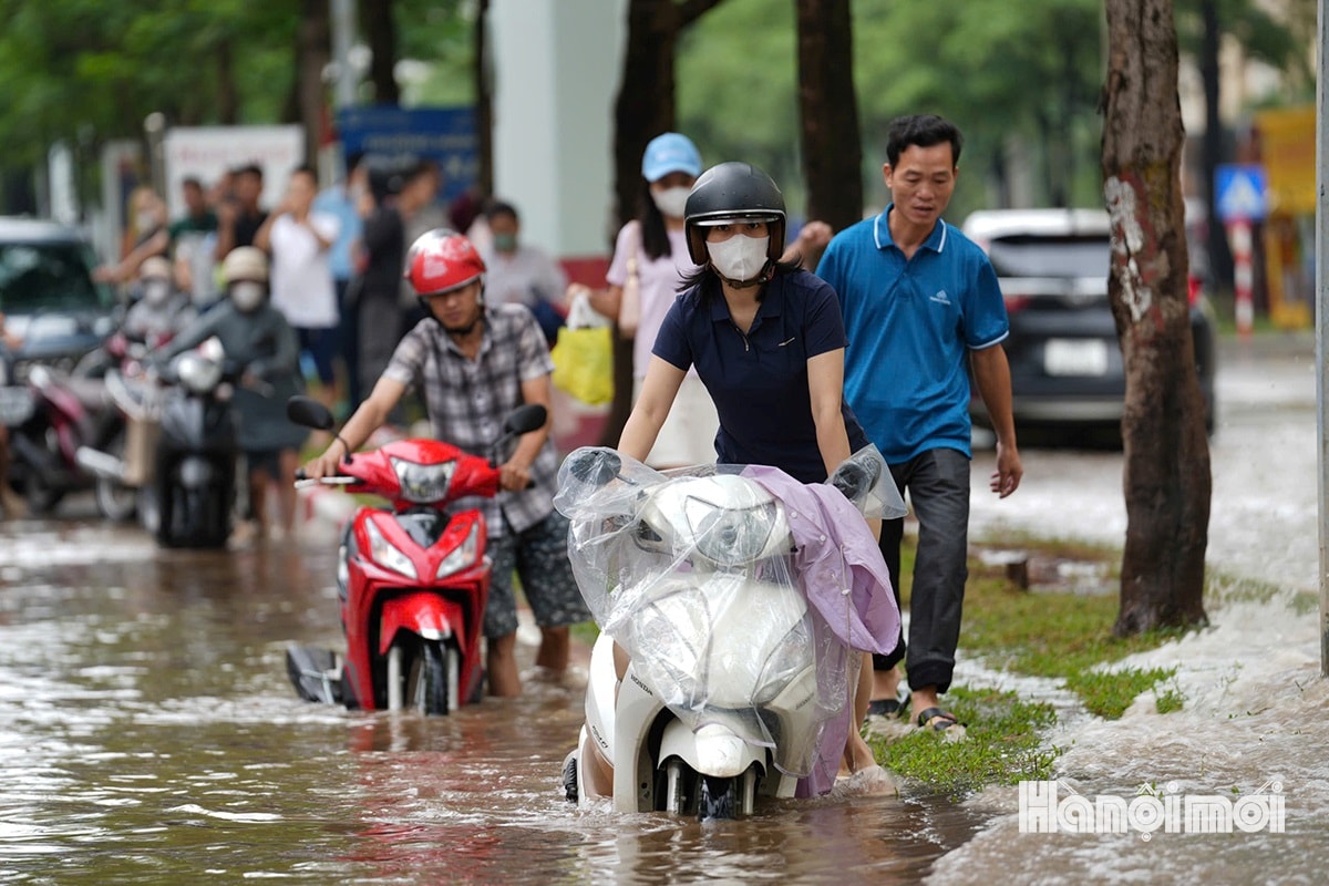 W_duong-pho-ha-noi-ngap-sau-2-.jpg