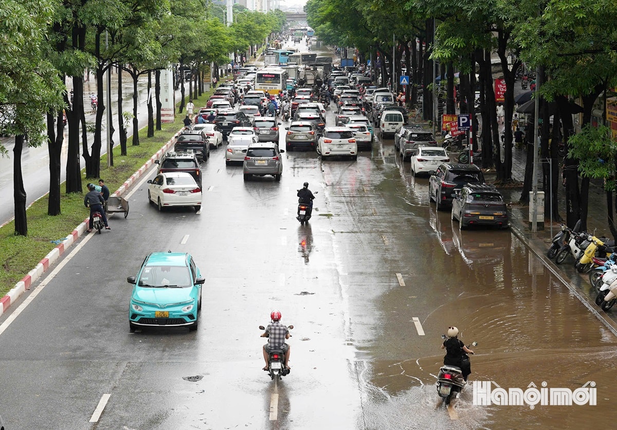 W_duong-pho-ha-noi-ngap-sau-3-.jpg